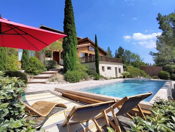 Una piscina al aire libre