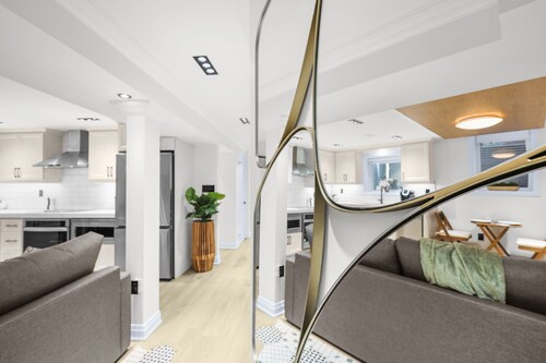 Pinnacle of Luxury & Leisure -2 Bedroom |2 full Bathroom | Full Kitchen
