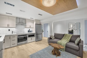 Smart-TV, Kamin, Bücher, Stereoanlage