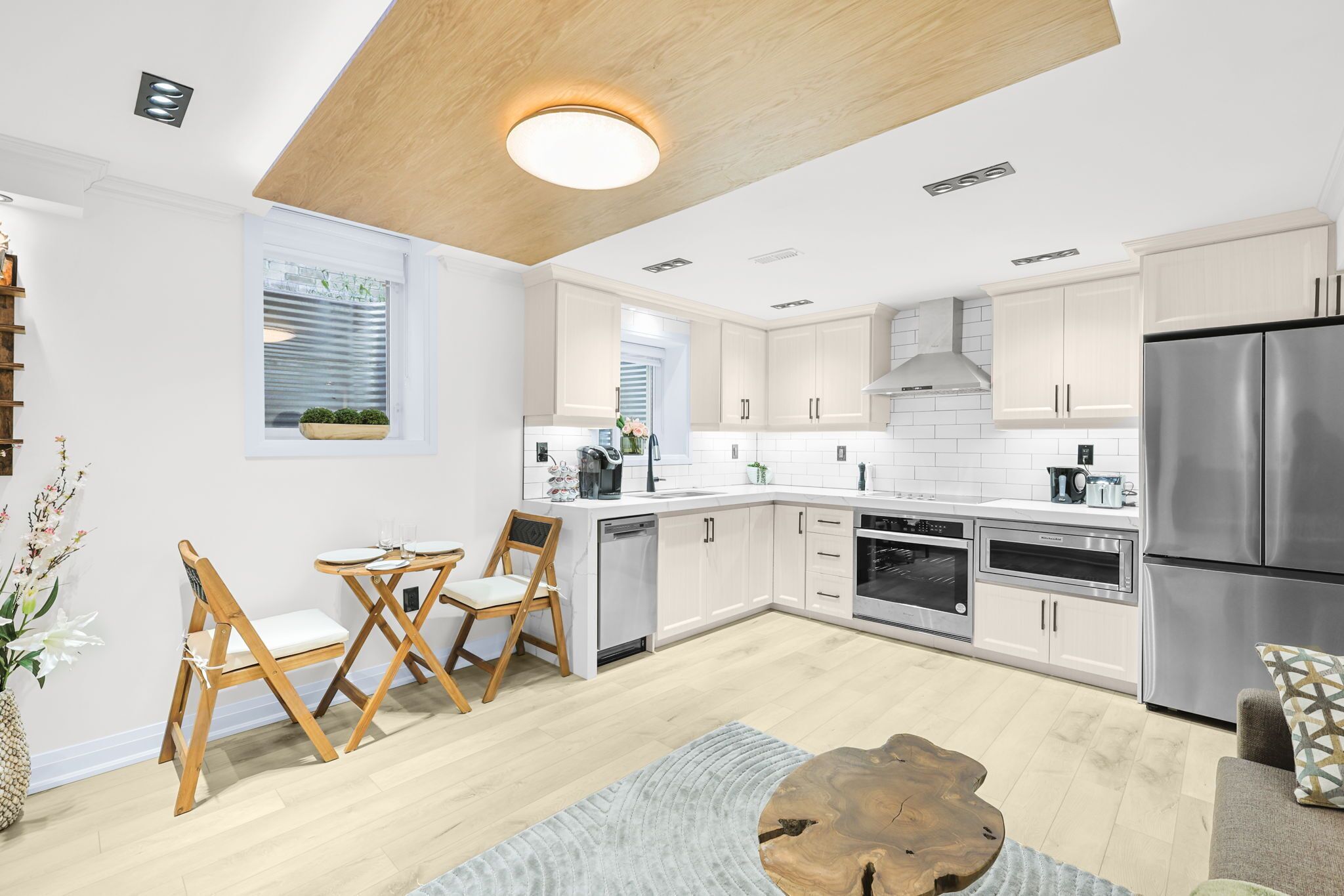 Jääkaappi, mikroaaltouuni, uuni, liesi