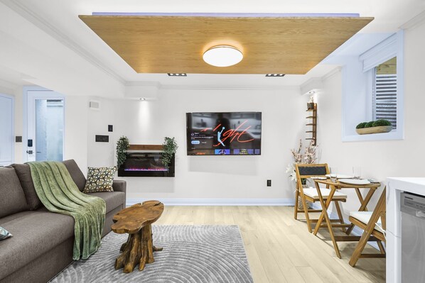 Smart TV, chimenea, libros y estéreo