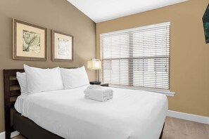 4 bedrooms, iron/ironing board, travel cot, WiFi - Enchanted Garden Townhouses 1 Mile to Disney World (Orlando)