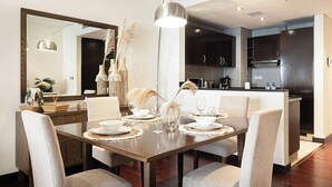 Un espace repas moderne avec une table en bois dressée pour six personnes, entourée de chaises rembourrées.