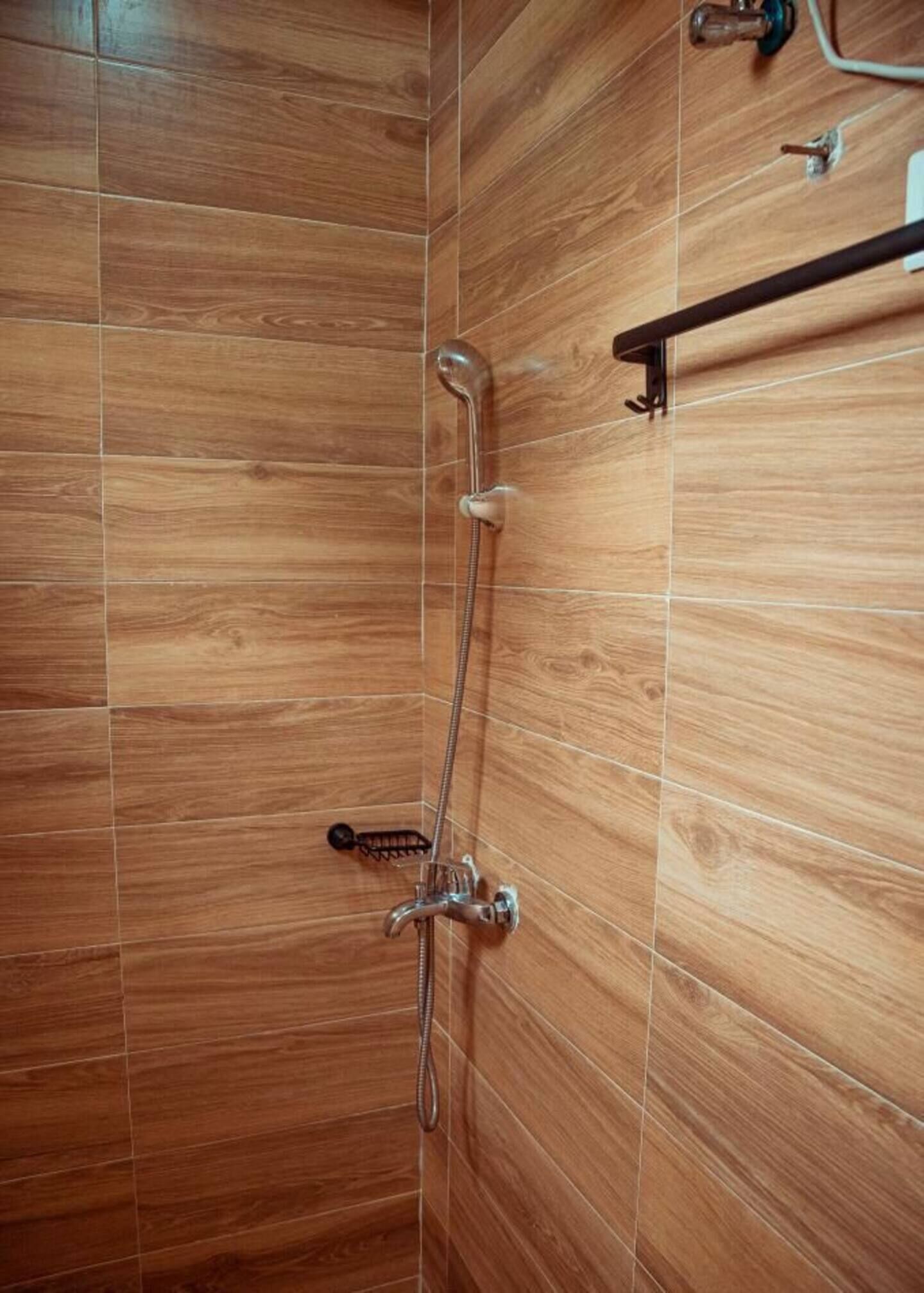 Chuveiro, toalhas de banho, sabonete, shampoo