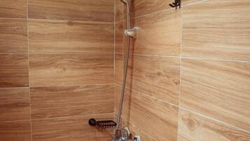 Chuveiro, toalhas de banho, sabonete, shampoo