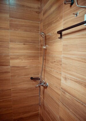 Dusj, håndklær, såpe og sjampo