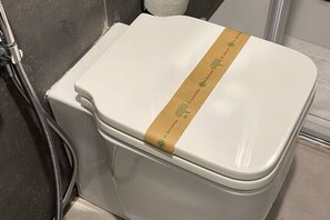 Doccia, asciugacapelli, asciugamani, shampoo
