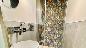 تجهيزات دش، مجففات شعر، مناشف، شامبو