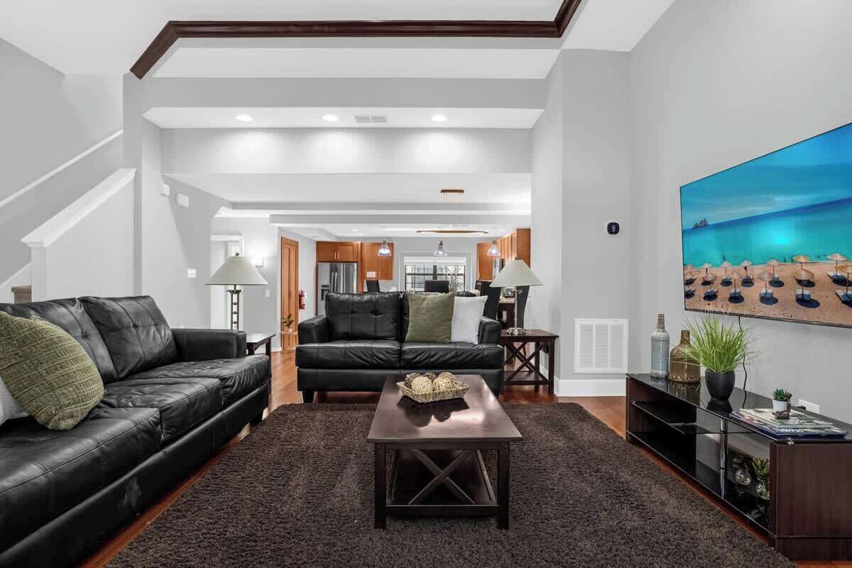 Televisión, chimenea, libros y oficina 