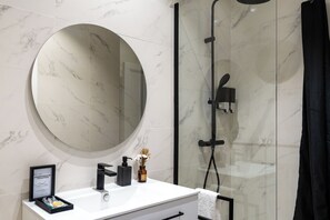 Dusche, Haartrockner, Handtücher, Seife