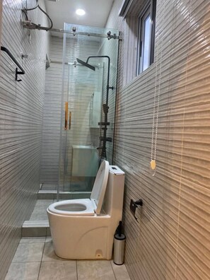 Doccia, asciugamani, sapone, shampoo