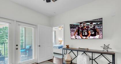Completely Updated Condo, 15 Minute Walk to Davis Wade Stadium!!