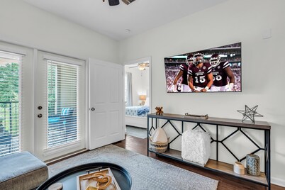 Completely Updated Condo, 15 Minute Walk to Davis Wade Stadium!!