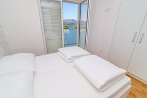 4 bedrooms, iron/ironing board, Internet, bed sheets - Villa E & D - Four-Bedroom Villa with Pool and Patio - VIlla D (Drace)