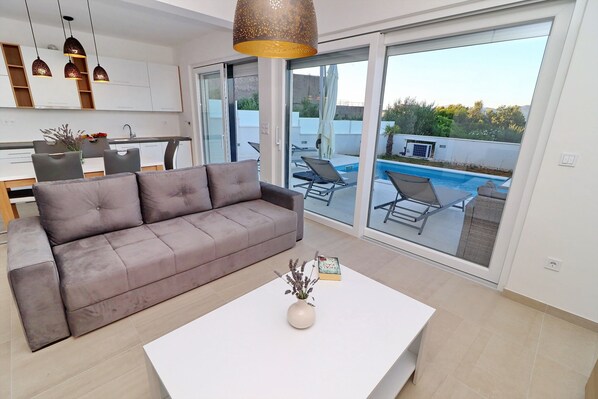 TV - Villa E & D - Four-Bedroom Villa with Pool and Patio - VIlla D (Drace)