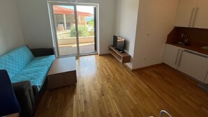 Un apartamento moderno con sala de estar, cocina y balcón.