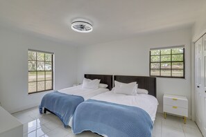3 slaapkamers, een bureau, een strijkplank/strijkijzer, reisbedje