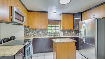 Réfrigérateur, micro-ondes, plaque de cuisson, cafetière/bouilloire