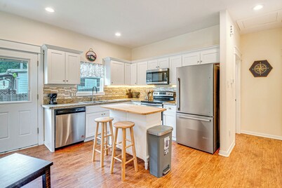 Montgomery Cottage w/ Fenced Yard < 1 Mi to Lakes!
