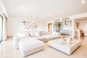 Smart TV - Cozy 1-Bedroom Condo with AC and Direct Beach Club Access (Cancún)