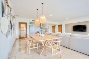 Dining - Cozy 1-Bedroom Condo with AC and Direct Beach Club Access (Cancún)