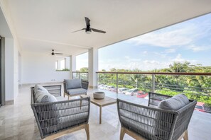Terrace/patio - Cozy 1-Bedroom Condo with AC and Direct Beach Club Access (Cancún)