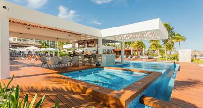 Cozy 1-Bedroom Condo with AC and Direct Beach Club Access