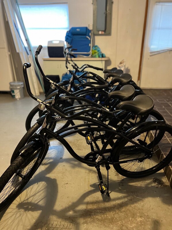 Un porte-vélos sur lequel sont garés plusieurs vélos.