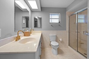 Douche, sèche-cheveux, serviettes fournies, papier toilette