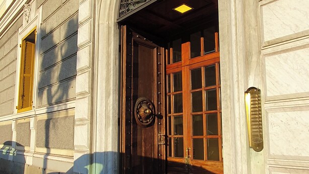 A building entrance with a large wooden door, a decorative archway, and a small step leading up to the door. - Private parking & air conditioning, 10 minutes walk from center (Genoa)