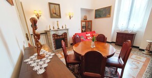 Dining - Private parking & air conditioning, 10 minutes walk from center (Genoa)
