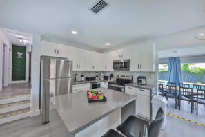 Réfrigérateur, micro-ondes, plaque de cuisson, lave-vaisselle