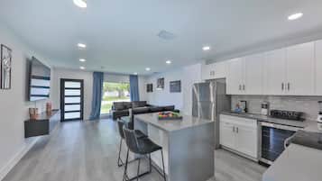 Kylskåp, mikrovågsugn, ugn och spishäll