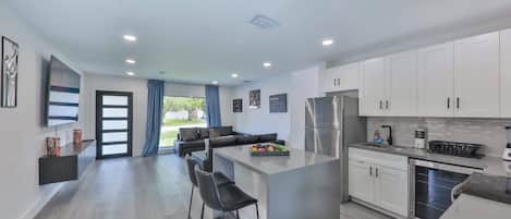 Kühlschrank, Mikrowelle, Herdplatte, Geschirrspüler