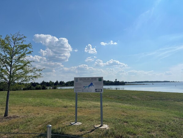 Un panneau d’information sur le secteur 602 de la réserve naturelle du Bois d’Arche, qui borde le lac.
