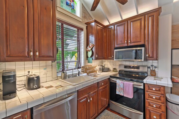 Kühlschrank, Mikrowelle, Ofen, Herdplatte