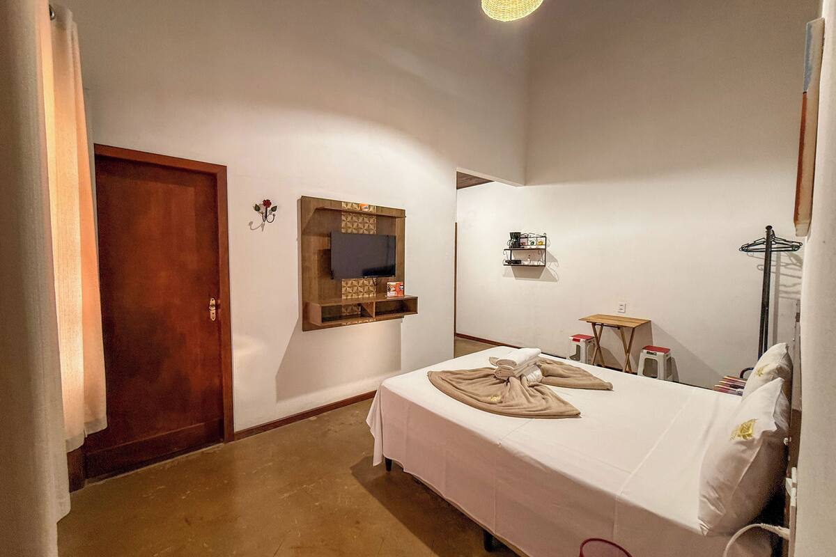 Quarto casal luxo, varanda coberta, vista para o jardim | 1 quarto, frigobar, Wi-Fi de cortesia