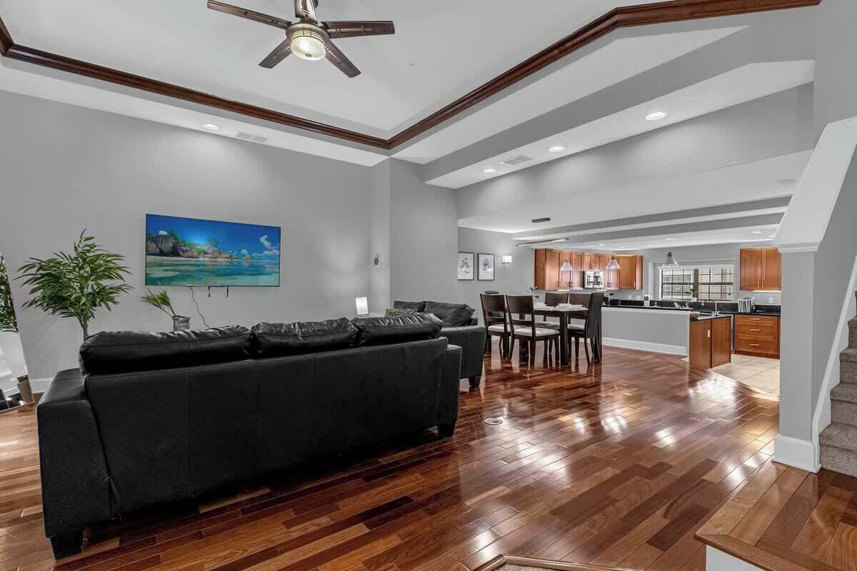 Televisión, libros y oficina 