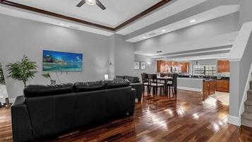 Televisión, libros y oficina