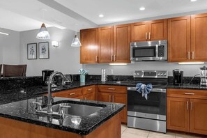 Refrigerador, microondas, horno, placa de cocina