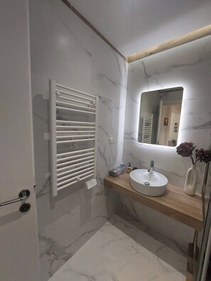 Douche, sĂšche-cheveux, serviettes fournies, savon