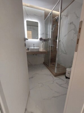 Shower, free toiletries, hair dryer, towels - Maddie's Apartment (Athina)