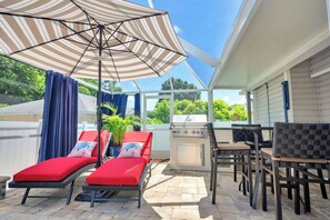 Outdoor dining - Walking Distance to Sugarshack, Ice Cream & Coffee Heated Pool in Bonita Springs (Bonita Springs)