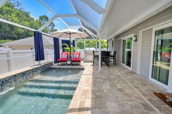 A heated pool - Walking Distance to Sugarshack, Ice Cream & Coffee Heated Pool in Bonita Springs (Bonita Springs)