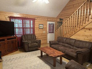 TV connectée, cheminée, table de tennis de table, livres