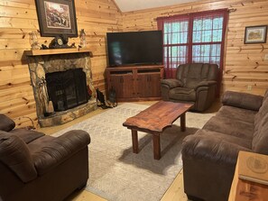 TV connectée, cheminée, table de tennis de table, livres