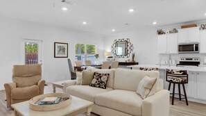 منزل - عدة أسرّة - برواق - منظر للحديقة (Family Affair) | منطقة المعيشة | تلفزيون بشاشة مسطحة بحجم 42-بوصة يعرض قنوات تلفزيونية رقمية