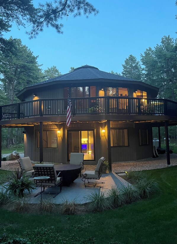 Outdoor dining - Round House Retreat in delightful Freedom NH (Freedom)