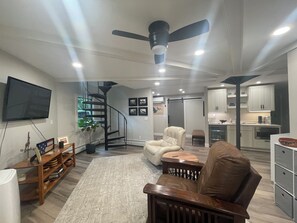 Smart TV, books - Round House Retreat in delightful Freedom NH (Freedom)