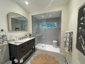 Shower, hair dryer, towels, soap - Round House Retreat in delightful Freedom NH (Freedom)